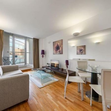 Stylish And Very Central Apartment With Balcony London Eksteriør billede