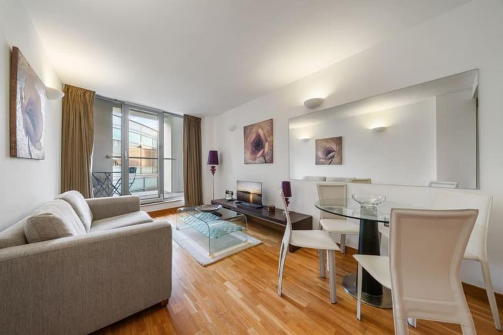 Stylish And Very Central Apartment With Balcony London Eksteriør billede